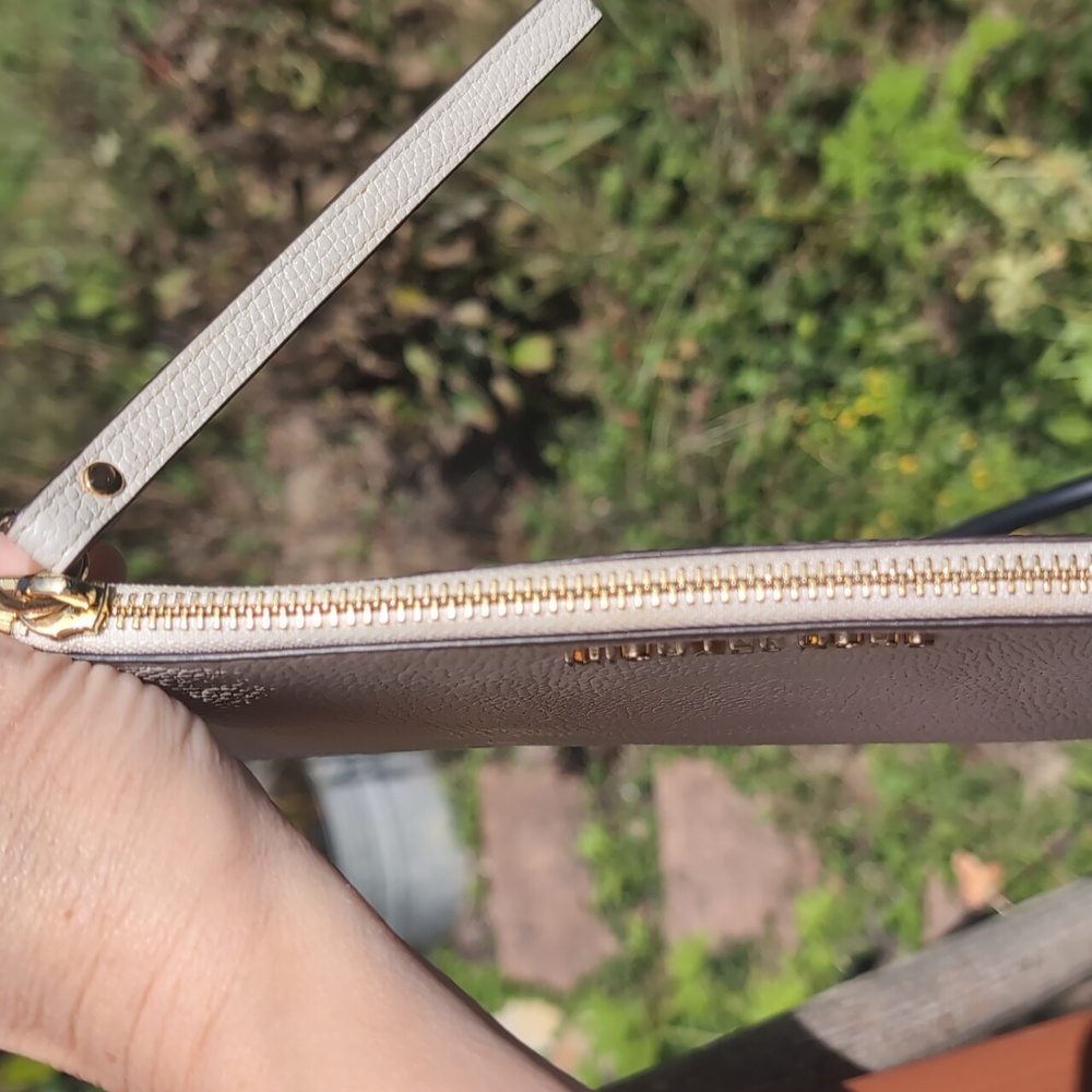 Like New Michael Kors Jet Set Travel XL Pebbled Leather Zip Clutch Wristlet. - Picture 3 of 6